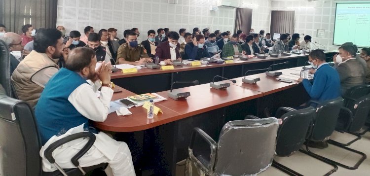 Sirohi district in-charge minister महेंद्र चौधरी ने फ्लैगशीप योजनाओं की समीक्षा बैठक में अधिकारियों को दिए निर्देश