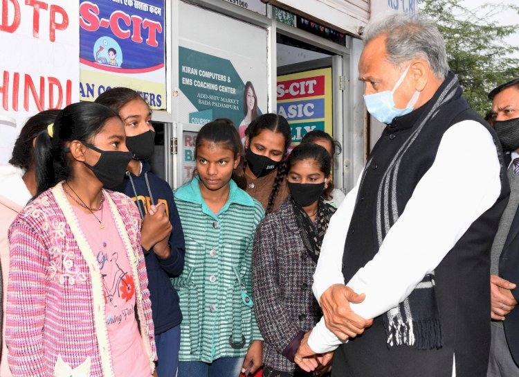 सीएम ने काफिला रुकवाकर बच्चों से लिया शिक्षा की योजनाओं पर फीडबैक