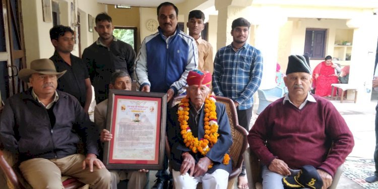 Army's 3 Grenadier  बटालियन के अधिकारी, पूर्व सैनिक और ग्रामीणों की उपस्थिति में Colonel Shiv singh  ने मनाया 100वां जन्मदिन