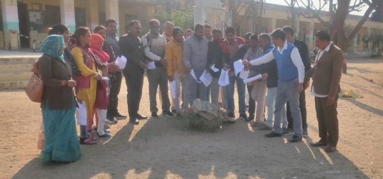 जालोर रामसीन के पुनककलां में एनपीएस अधिसूचना का विरोध, कर्मचारियों ने अधिसूचना का किया दहन