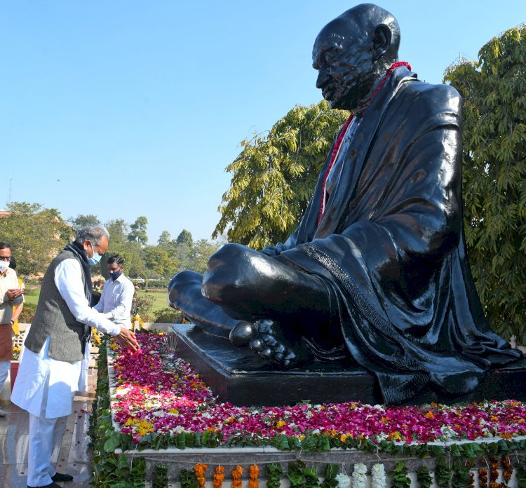 राष्ट्रपिता महात्मा गांधी की पुण्यतिथि पर श्रद्धांजलि सभा, बापू के आदर्श पथ पर चलने का आह्वान