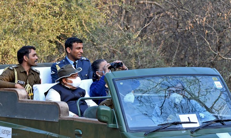 राज्यपाल कलराज मिश्र ने झालाना वन क्षेत्र का किया भ्रमण, झालाना सफारी में वन्यजीवों और वनस्पतियों पर की चर्चा