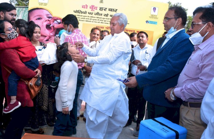 चिकित्सा मंत्री परसादी लाल मीणा ने बच्चों को पोलियो की दवा पिलाकर की अभियान का किया आगाज