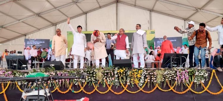 तिलवाड़ा पशु मेले में कृषि मंत्री द्वारा 'मेरी पॉलिसी मेरे हाथ' अभियान में फसल बीमा पालिसी वितरण