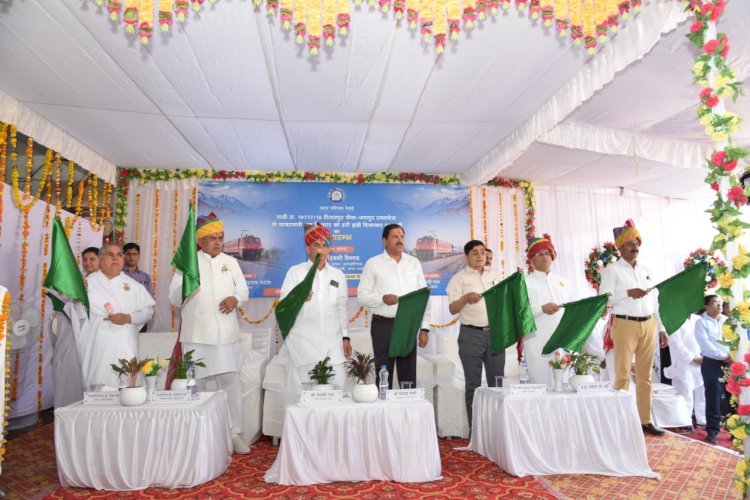 आबू रोड स्टेशन से साबरमती — दौलतपुर — साबरमती ट्रेन को रेल मंत्री ने वर्चुअल आधार पर दिखाई हरी झंडी