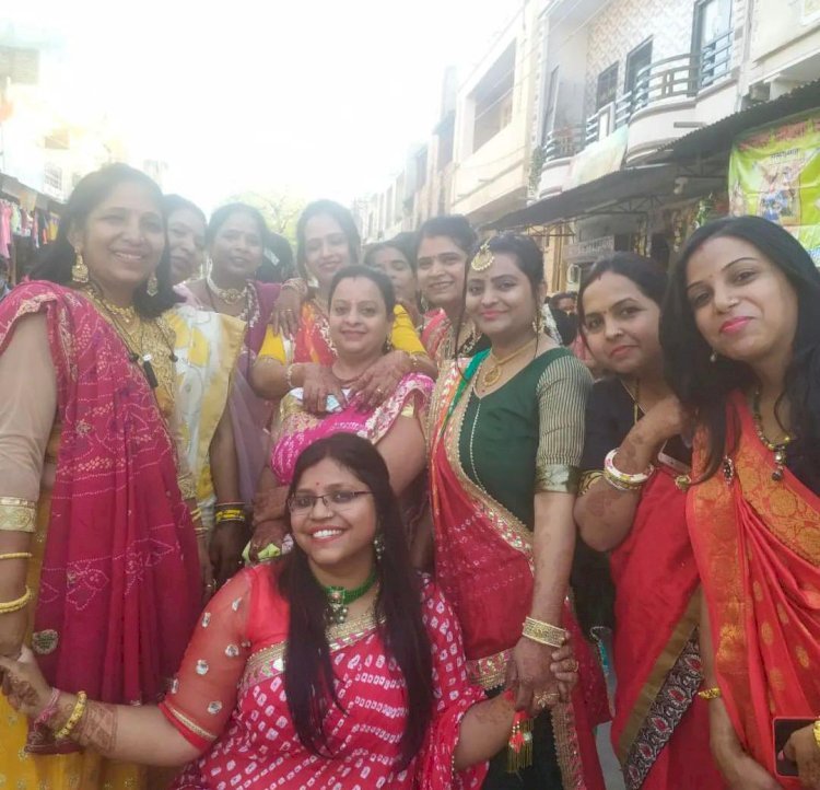 बैंड-बाजो के साथ निकली ईसर-गवर की सवारी, आकर्षक परिधानों में सजी महिलाएं-बालिकाएं, सवारी देखने उमड़े कस्बेवासी