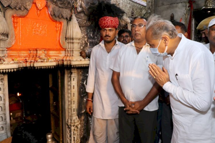 चैत्र नवरात्रा की अष्टमी पर बीकानेर करणी माता मंदिर पहुंचे मुख्यमंत्री अशोक गहलोत और कई मंत्री