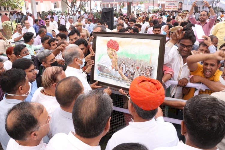 बीकानेर में मुख्यमंत्री अशोक गहलोत ने सुनी आमजन की समस्याएं, कर्मचारियों ने सीएम का व्यक्त किया आभार