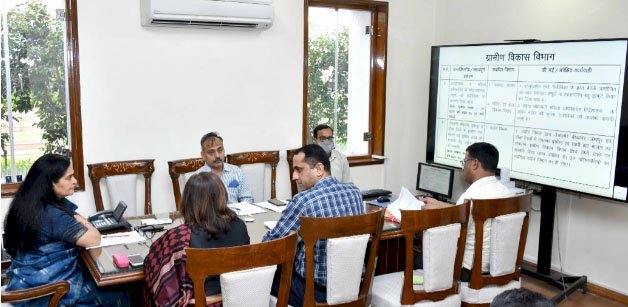 प्रदेश की मुख्य सचिव ने ग्रामीण विकास की दिशा में बेहतरीन कार्य के लिए 1 लाख से अधिक स्वयं सहायता समूह बनाने के दिए निर्देश