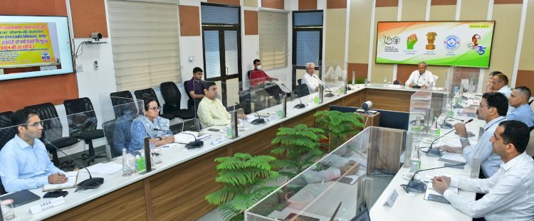 मुख्यमंत्री गहलोत ने चिकित्साकर्मियों को दी सख्त हिदायत, अब राजकीय अस्पतालों में पैसे लेने या बाहर से दवा मंगवाने की नहीं मिले शिकायत