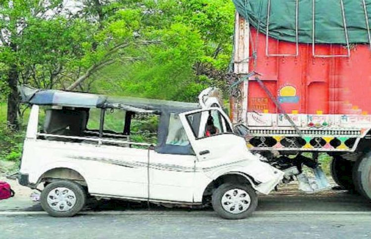कर्नाटक में भीषण सड़क हादसा, ट्रक-जीप की टक्कर में 9 की मौत, 11 गंभीर घायल