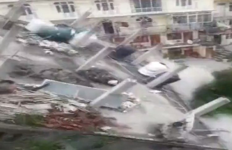 शिमला से सामने आया दहलाने वाला वीडियो, कुछ ही सेकेंड में पानी बहा ले गया चार मंजिला इमारत