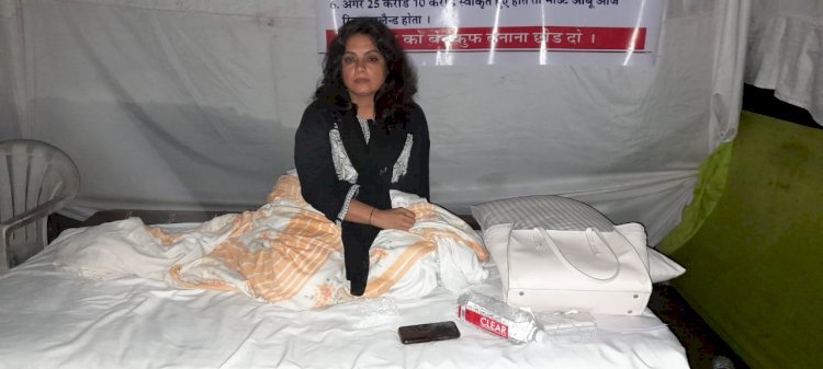 रात में जागा प्रशासन, लिखित में आश्वासन देकर महिला व्यवसाई का अनशन तुड़वाया