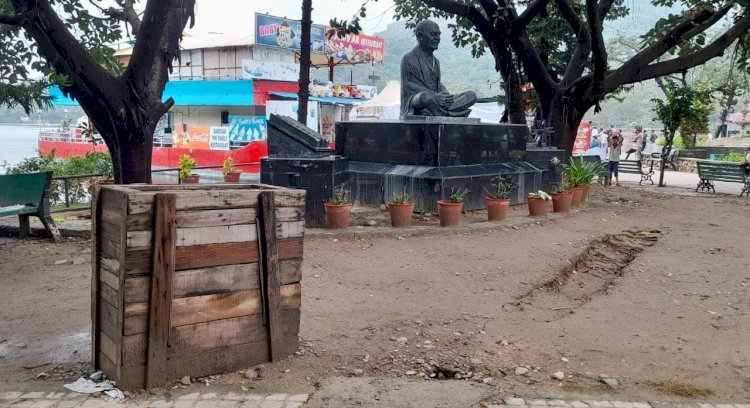 नक्की किनारे गांधी वाटिका में फिजूल बहा दी जनता की गाढ़ी कमाई