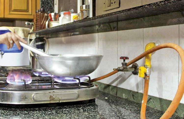महंगाई की मार के बीच आम जनता को फिर झटका, अब पीएनजी के दामों में बढ़ोतरी