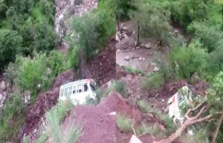 Jammu Kashmir: उधमपुर में सड़क हादसा, बस फिसलकर खाई में गिरी, 8 स्कूली बच्चे घायल, अस्पताल में भर्ती