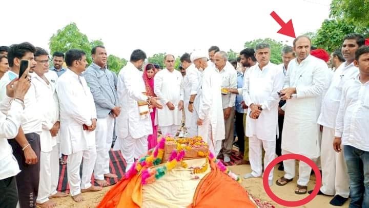 आश्रम बचाने के लिए संत ने दे दी जान, अब कांग्रेस-भाजपा चमका रही अपनी सियासत