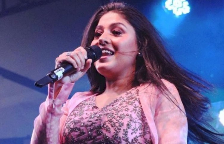 शिवसेना ने सुनिधि चौहान के खिलाफ दर्ज कराई रिपोर्ट, लाइव शो पर रोक लगाने की मांग