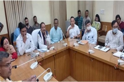 अजय भट्ट ने हल्दवानी में की केंद्रीय योजनाओं की समीक्षा, अफसरों को लगाई फटकार