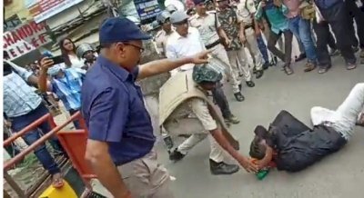बिहार : शिक्षक की नौकरी की मांग कर रहे अभ्यर्थियों पर पुलिस ने जमकर चलाई लाठियां