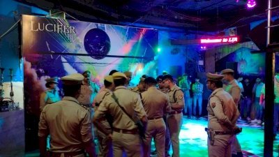 हुक्का बार में पुलिस का छापा, 2 दर्जन से ज्यादा लड़के-लड़कियां हिरासत में