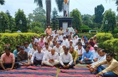 एनएसयूआई नेता और एसडीएम झड़प मामले को कांग्रेस ने बनाया मुद्दा, उपवास पर हरीश रावत, कोटद्वार में पुतला दहन