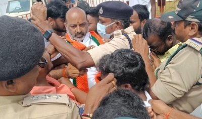 दिल्ली शराब घोटाले के विरोध के बीच तेलंगाना भाजपा अध्यक्ष गिरफ्तार (लीड 1)