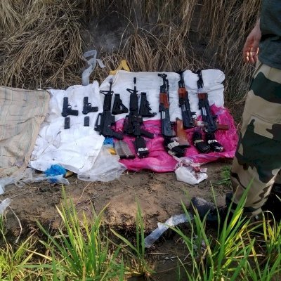 बीएसएफ ने भारत पाकिस्तान की सीमा पर हथियारों का बड़ा जखीरा बरामद किया