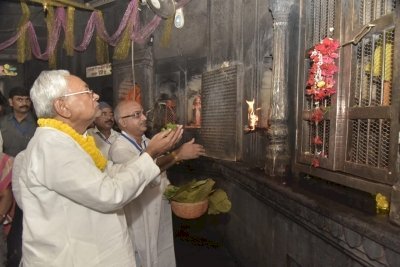 विष्णुपद मंदिर की परंपरा टूटने पर कई संगठन आक्रोशित, नीतीश पर सनातन के अपमान का आरोप, माफी मांगने का बढ़ा दबाव