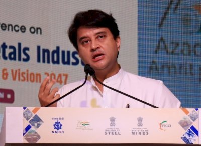 आने वाले वर्षो में हवाई यात्रियों की संख्या दोगुनी होकर 40 करोड़ होने की उम्मीद