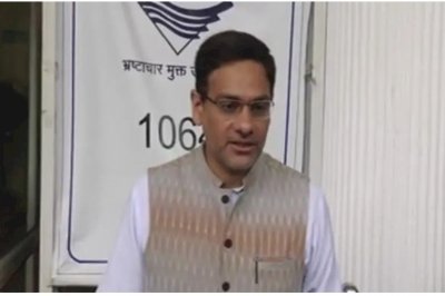 कौशल विकास मंत्री सौरभ बहुगुणा ने क्लास वन अधिकारी को किया सस्पेंड, तबादला आदेश न मानने पर हुई कार्रवाई