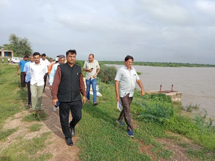 जिला कलक्टर ने बीठन बांध का किया अवलोकन, नदी-नालों पर सुरक्षा इंतजाम के निर्देश