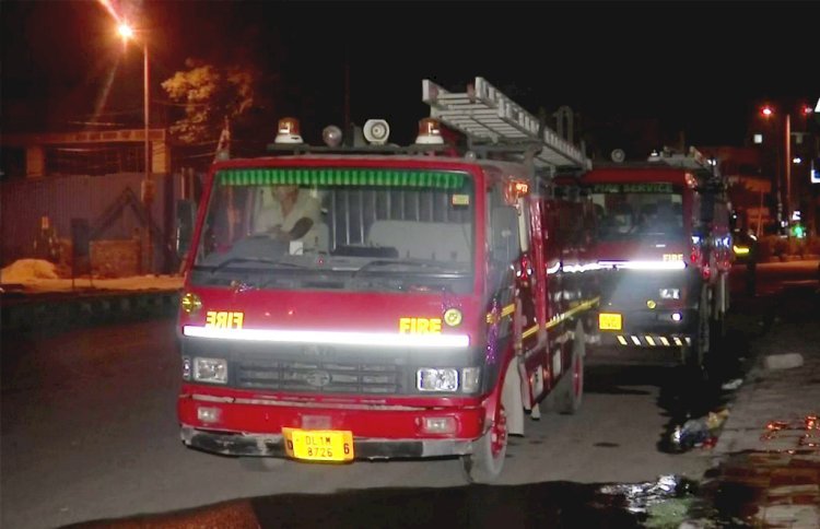 दिल्ली के राजौरी गार्डन इलाके में पंडाल में लगी भीषण आग