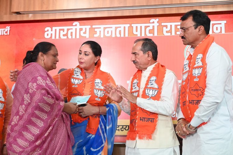BJP प्रदेश अध्यक्ष मदन राठौड ने निभाई परिवार के सरंक्षक की भूमिका,  दिवंगत कार्मिकों के परिवार एवं बीमार कर्मचारी को दी आर्थिक सहायता