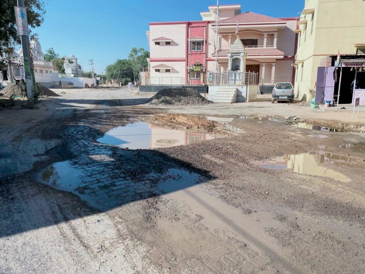 मांडोली में टोल रोड पर गहरा गड्ढा, हादसे की आशंका